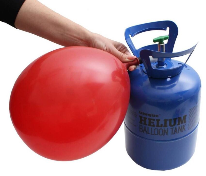 mengisi balon dengan gas helium
